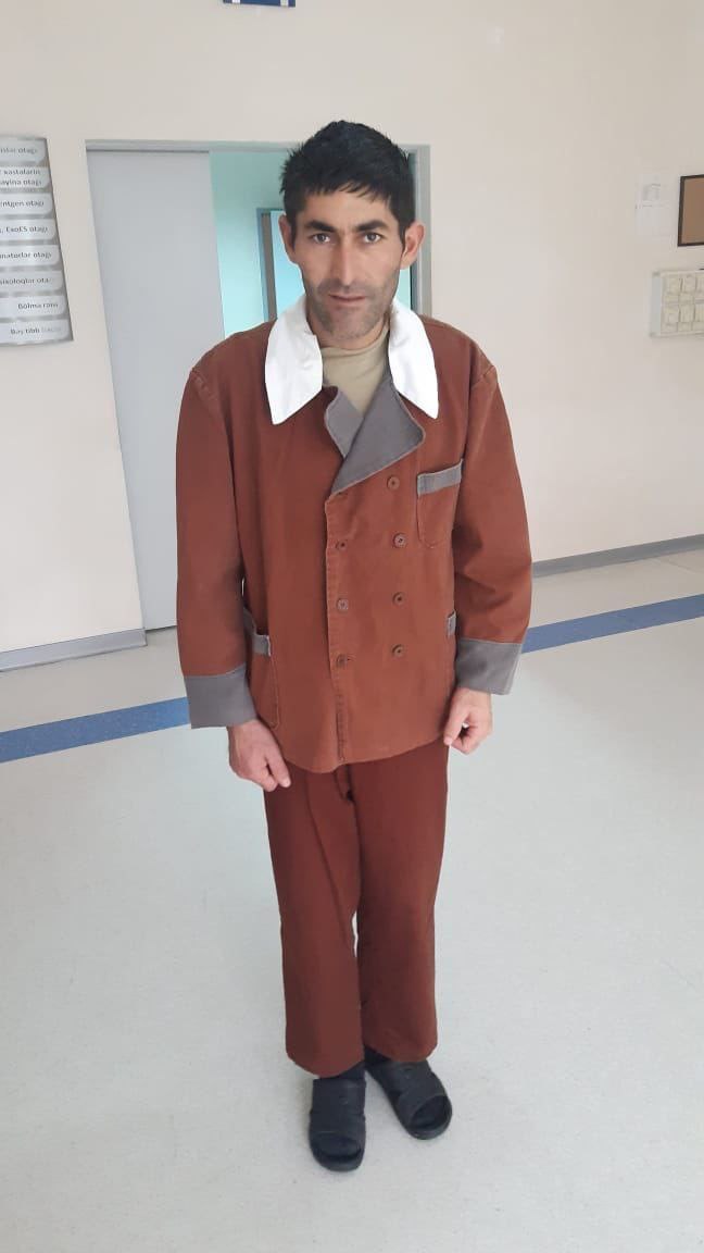 Sabuhi02's tweet photo. Bu gün xəbər yayıldı ki, hospitalda özünü asaraq intihar edib. O,Talış istiqamətində gedən ağır döyüşlər zamanı güclü kəllə-beyin travması almışdı. Şəhidimizin 2 azyaşlı körpəsi var. Rəsmi qurumların bu problemlərlə məşğul olub, ən qısa zamanda həll etməsi üçün paylaşaq. https://t.co/ffkOyG9imd