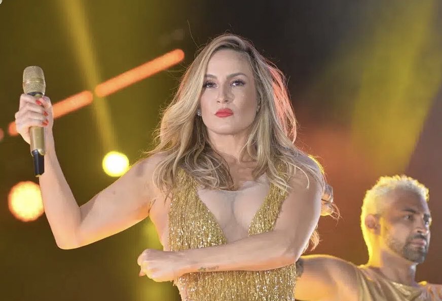 teusbernardes's tweet photo. A gente precisa falar sobre essa artista! Claudia Leitte, injustiçada por muitos e boicotada pela indústria musical brasileira! Uma grande artista e mulher! Claudia se consagrou como uma das maiores artistas e mais importantes artistas do Brasil, e eu tenho como provar! Thread👇🏻 https://t.co/kTNU77xvsR