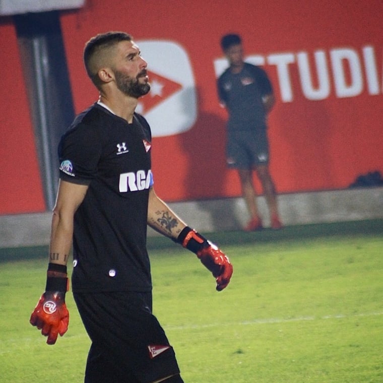 Postalespincha's tweet photo. AGRADECIMIENTO ETERNO para con vos MARIANO
Siempre nos diste todo y mucho más 
Éxitos en tu nueva etapa lejos de #EDLP 
Ojalá que el tiempo te vuelva a poner entre nosotros 🇦🇹⚽ https://t.co/VstqmpKb4C