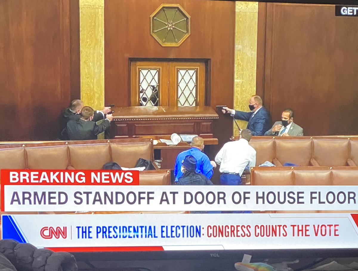 Brittan92409444's tweet image. SMFH NOBODY SHOT YET🤔WHERE WAS THIS SAME ENERGY FOR #BreonnaTaylor though🙁#LawEnforcement says they’re outnumbered🙄 where’s the @USNationalGuard they “prepared” #SetupVibes @Tip @realDonaldTrump #civilwar2021 #BlackLivesMatter