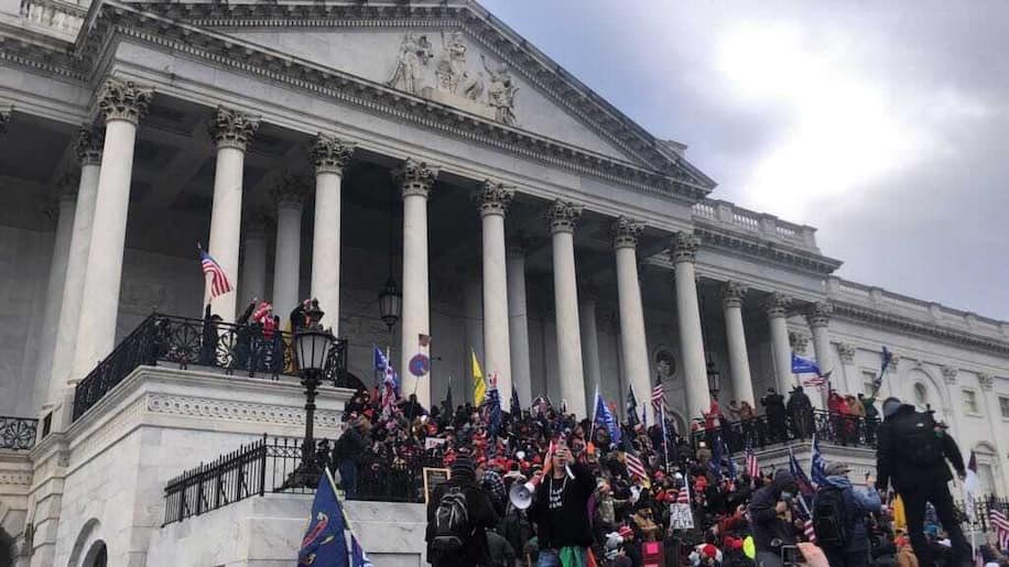 NicoleAustinHil's tweet photo. We are witnessing bedlam and chaos as angry mobs storm the US Capitol in a futile effort to overturn a legitimate national election. This is what happens in other nations ruled by lawless autocrats who mobilize brigades to intimidate &amp; attack political opponents https://t.co/e9G1ujOPhr