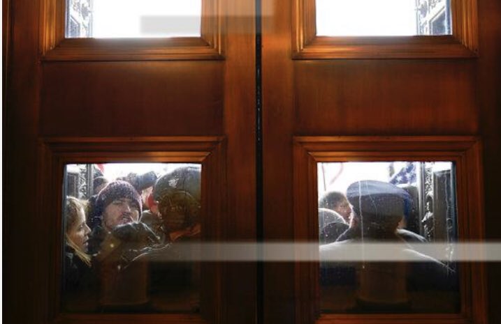 steffdaz's tweet photo. .@AP photos inside and outside the U.S. Capitol by our @AP_Images photojournalists @JulioCortez_AP @andyharnik @APsapplewhite. https://t.co/cIwOchS9C6