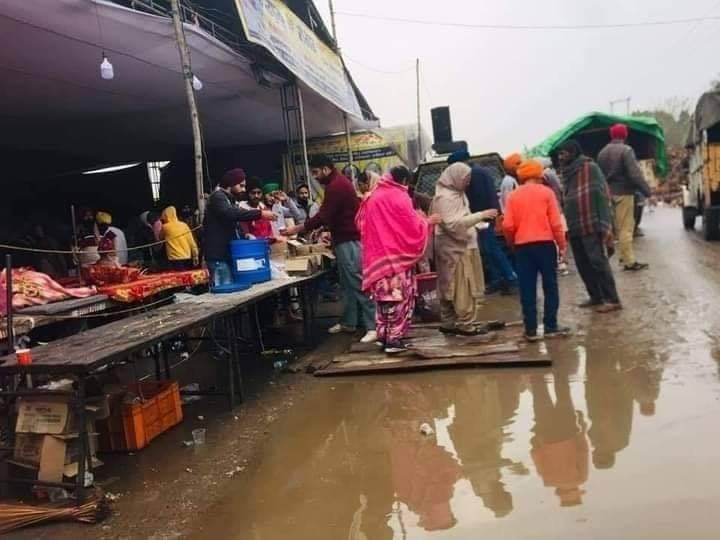 बारिश आज नही तो कल थम जाएगी। नही थमनी चाहिए  किसानों के उम्मीद की किरण कल तो सूरज चमके गा ही।
#kisanandolan #KisanEktaMorcha #KissanEktaJindabad #kissanprotest #iamstandwithformers #Tractor2Twitter #TractorRally #TractorTuesday #TractorMarch #IamWithKhalsaAid #FreedomOfSpeech