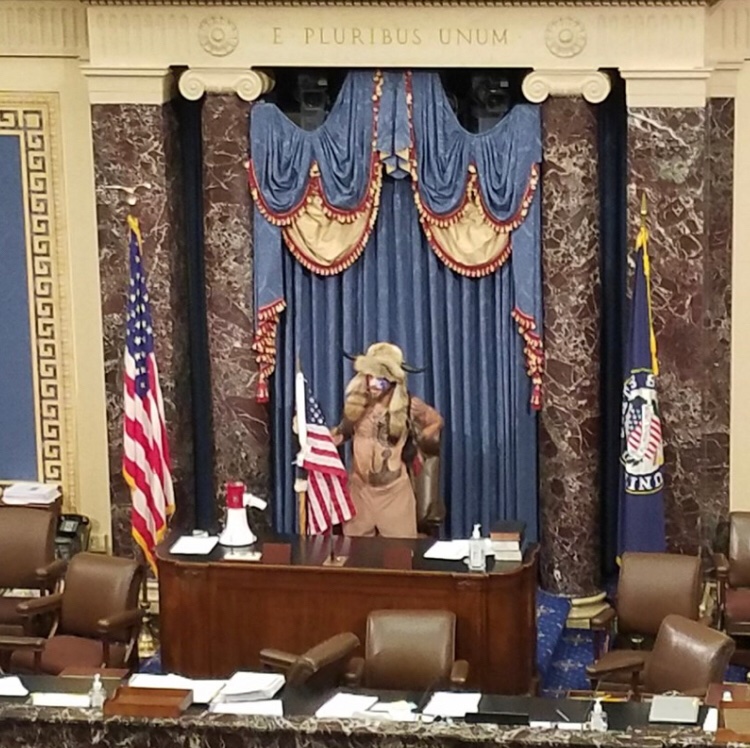 Ja rozumiem, że ten półnagi facet w futrze, który właśnie wdarł się na mównicę Senatu USA, to jest triumf „normalności”, „rozsądku”, „tradycyjnych wartości” i innych haseł, którymi szermuje szurprawica od Ameryki po Polskę?