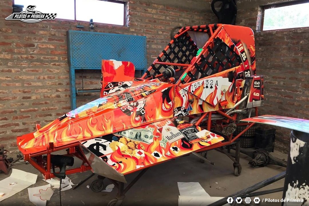 pilotosprimera's tweet photo. #Midget ♣️♠️ El puntaltense Marcelo De Dios avanza con los trabajos sobre su unidad 📸 y presentó su clásico diseño asociado al juego
-
👉 De dios contará con la atención de FR en el chasis y los motores de Saldamando
-
#ShowMidget #DeDios #FR #Saldamando https://t.co/UyuHTGbZ9E