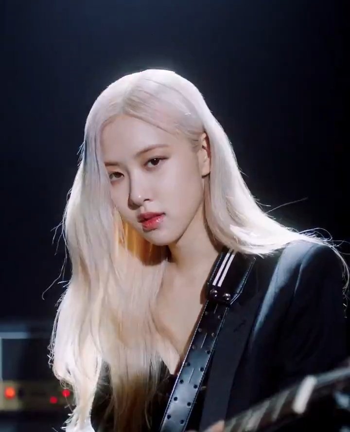 rosieepark211's tweet photo. LOOK AT HERRRR #BeautyROSÉfilm 블랙핑크 로제 #ROSÉ https://t.co/OrHlaIvMCN