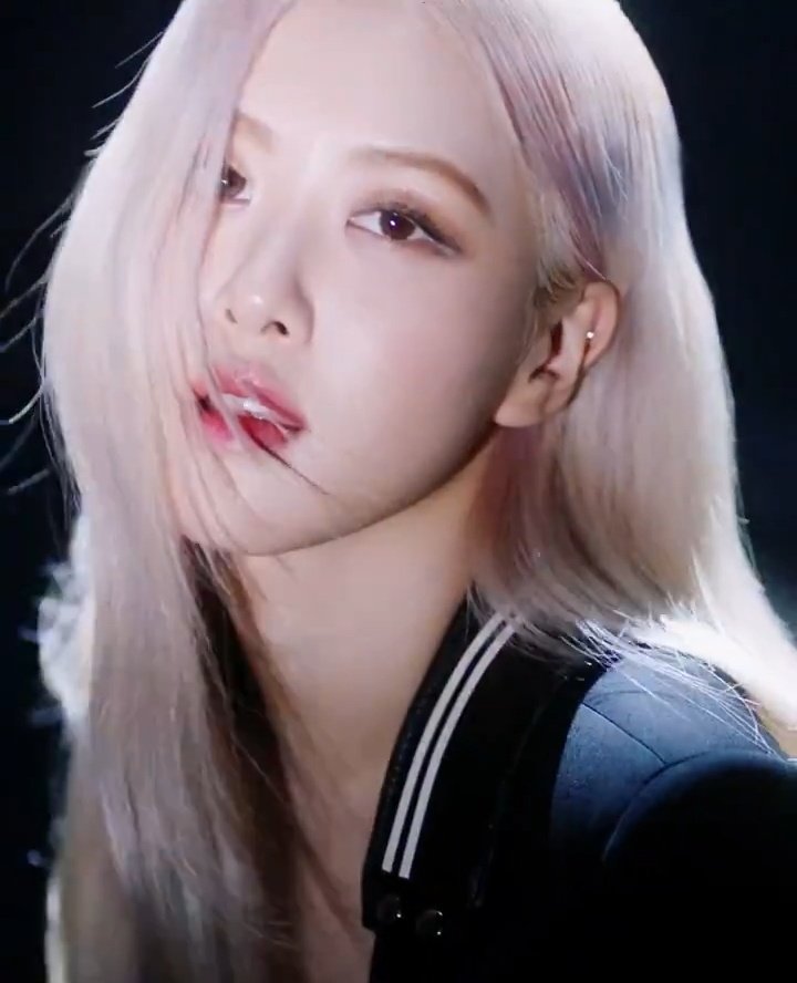 rosieepark211's tweet photo. LOOK AT HERRRR #BeautyROSÉfilm 블랙핑크 로제 #ROSÉ https://t.co/OrHlaIvMCN