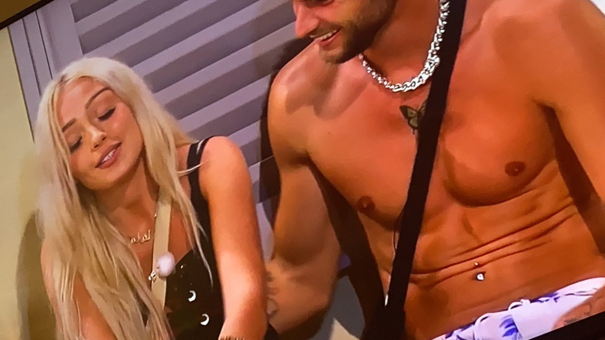 ducon_rene's tweet photo. Neyssa - Bastos il a pas capter que c’était une pisseuse de quartier il est bebete sur se coup ! #neyssa #bastos #alix #mujdat #lila #LPDLA8 #w9 #lesprincesetlesprincessesdelamour https://t.co/1iOpyu1Xed