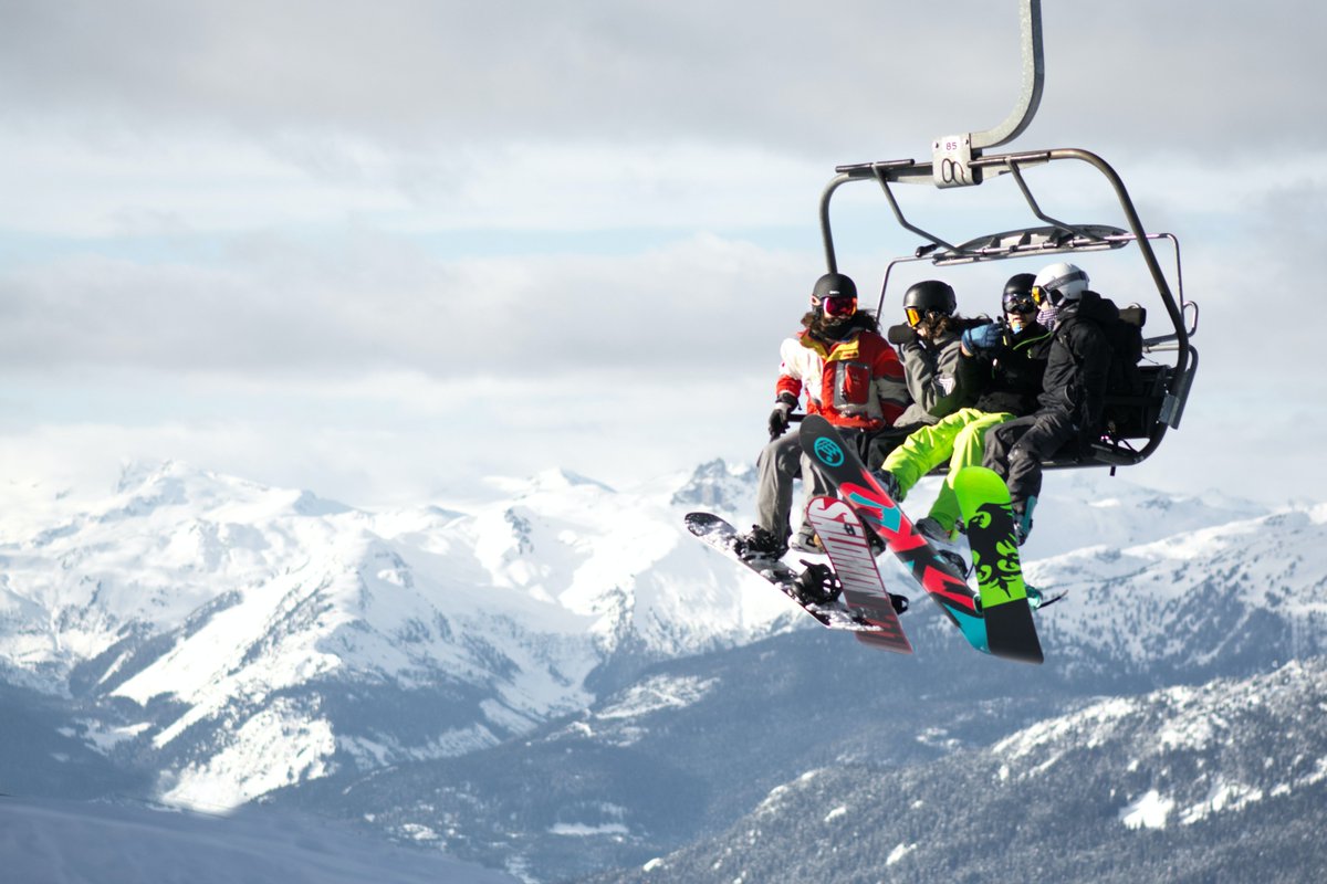 Tuesday travel deals continue. Here's a refundable one for skiers &amp; snowboarders north of the 49th Parallel🍁: Up to HALF OFF 3-night stays at excellent #Whistler hotel <a href="/WhistlerSummit/">Summit Lodge Boutique Hotel Whistler</a>, plus extras like <a href="/ValleaLumina/">Vallea Lumina</a>. Deal via <a href="/TravelzooCanada/">Travelzoo Canada</a> ➡️ bit.ly/2JUlOOG