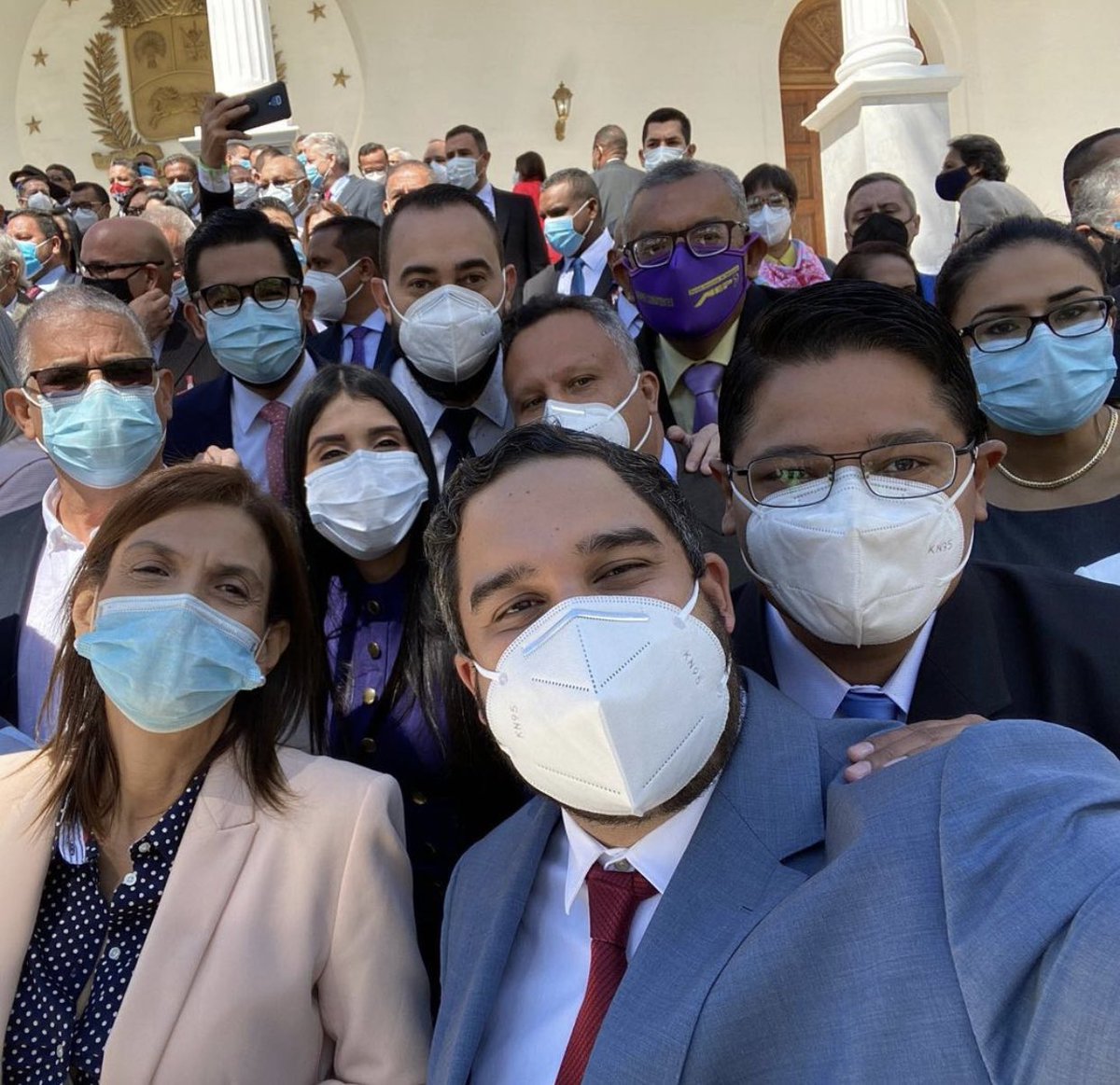 durancenteno2's tweet photo. Al instalar la tan esperada Asamblea Nacional de La República Bolivariana de Venezuela, Pat el periodo 2021-2026, los venezolanos nos sentimos confiados y seguros, del poder soberano otorgado a este selecto grupo de venezolanos y venezolanas, portadores del Legado Libertario..! https://t.co/Lyh8ZWy1GD