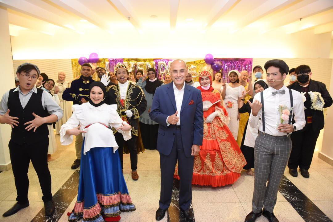 MohdShukriYajid's tweet photo. Met the production team of theatre "Lavender's Blue" by the Sch of Education & Social Sciences, which was also broadcasted live via #MSUTV to ensure #SOP is observed. Reaching others through online performances has come a long way at @MSUMalaysia @MSUCollege @drnhisham @OoiBK2 https://t.co/GEvsByT93z