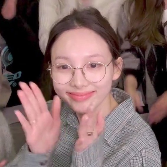 na6eon's tweet photo. barefaced nayeon i have feelings for you https://t.co/A0OyonoVbZ