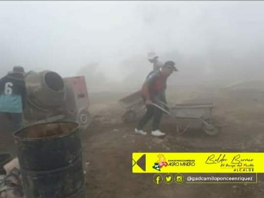 GADCPE's tweet photo. Personal del GAD Municipal realizó los bordillos, alrededor de la cancha y la fundición de los plintos los cuales servirán para una futura colocación del techado metálico @Lenin @goberazuay @ObrasPublicasEc https://t.co/3vLpxsSiXb