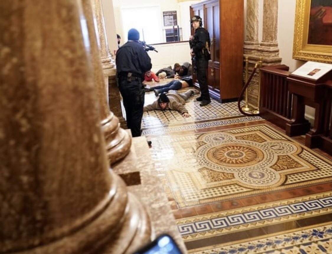 #Demagogia #sovranismo #populismo #violenza
I sostenitori di #Trump all’attacco della #democrazia 
Immagini terrificanti 
Tutti vicino agli #Statiuniti per quanto sta gravemente accadendo in queste ore