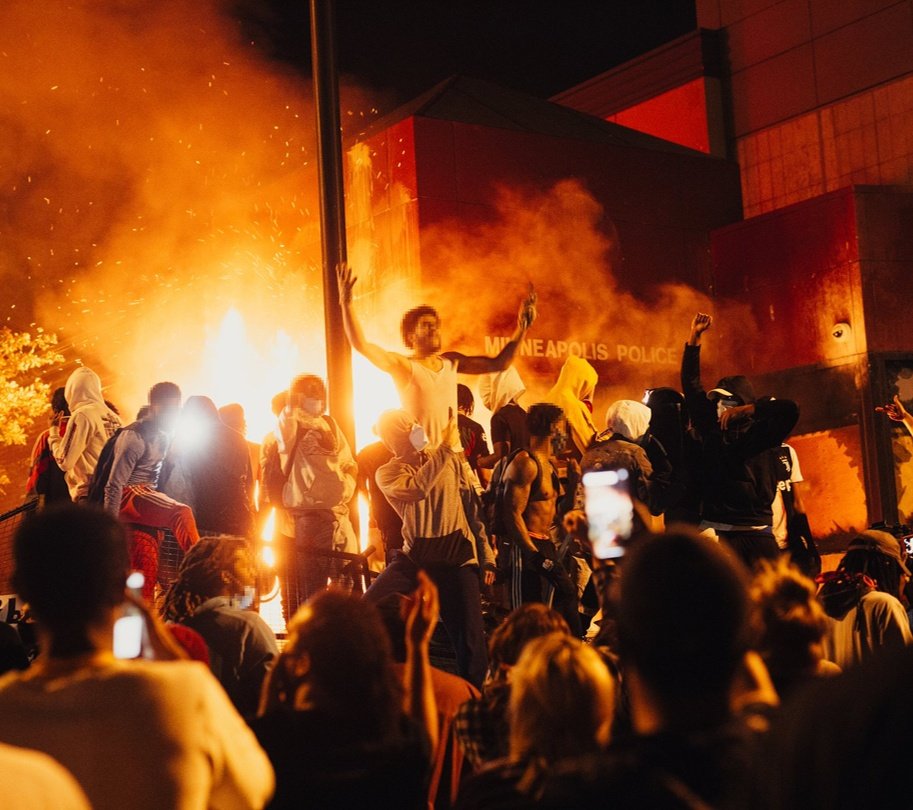 PabloPlanovsky's tweet photo. Los saqueos callejeros de 2020 en Estados Unidos parecían calcados de Joker.
Ahora la toma del Capitolio es igual a The Dark Knight Rises.
Vivimos en una película de Batman. https://t.co/vasDsElAmK