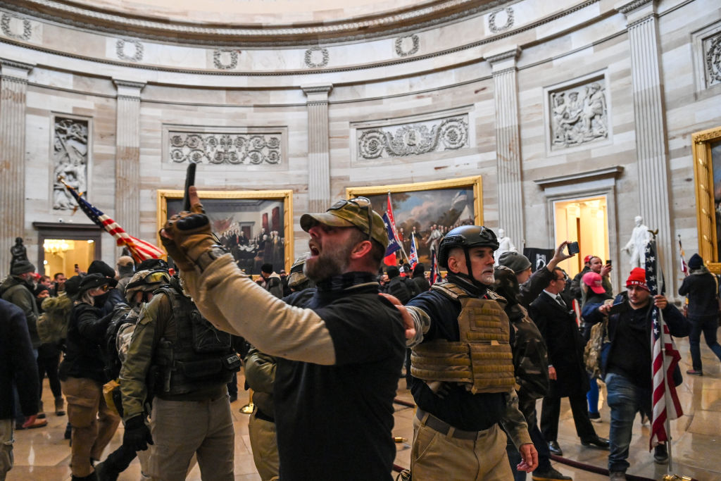 PabloPlanovsky's tweet photo. Los saqueos callejeros de 2020 en Estados Unidos parecían calcados de Joker.
Ahora la toma del Capitolio es igual a The Dark Knight Rises.
Vivimos en una película de Batman. https://t.co/vasDsElAmK