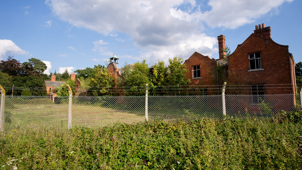 RushmoorRebel's tweet photo. Heritage stables of Home Farm, #Minley set to be demolished by Ministry of Defence application to @HartCouncil https://t.co/rwFY5MFbeU https://t.co/67AdhjKvfC