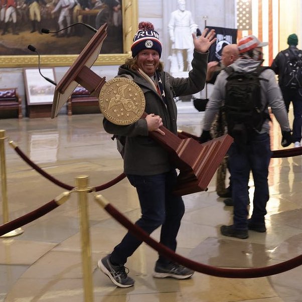 GoldenKnightGFX's tweet photo. “Don’t loot Target!” https://t.co/y62yWKHZ1H