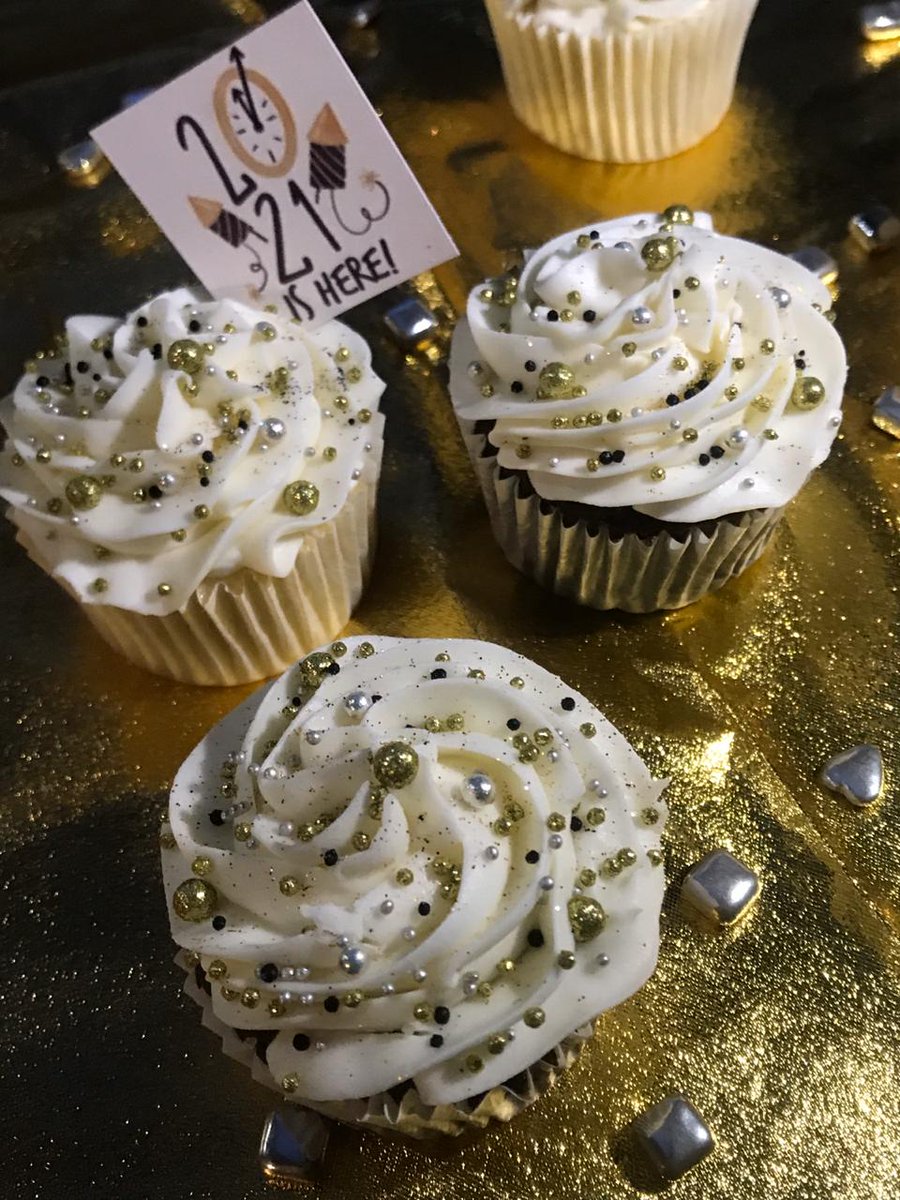 MyCherryCupcake's tweet photo. Les deseamos un Feliz año! https://t.co/zSgHWxa901