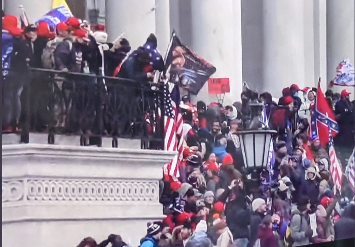 lucesilverhawk's tweet photo. la “confederate flag” è sempre stata usata dai white supremacists, è una bandiera che rappresenta anni di razzismo e schiavitù e queste persone pro-trump oggi l’hanno portata dentro Capitol Hill. questo non è protestare, questo è terrorismo. #Washington #CapitolHill https://t.co/Rb3sooF1hx