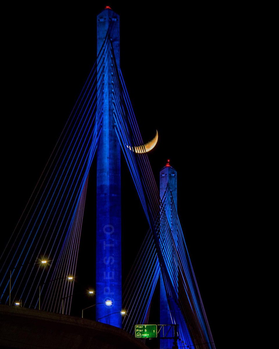 newgdbridge's tweet photo. Have you checked out the new bridge lights? Instagram user p.e.s.t.o caught this stunning shot with the moon hanging overhead. #FanPhotoFeature https://t.co/NJu7yyuWeg