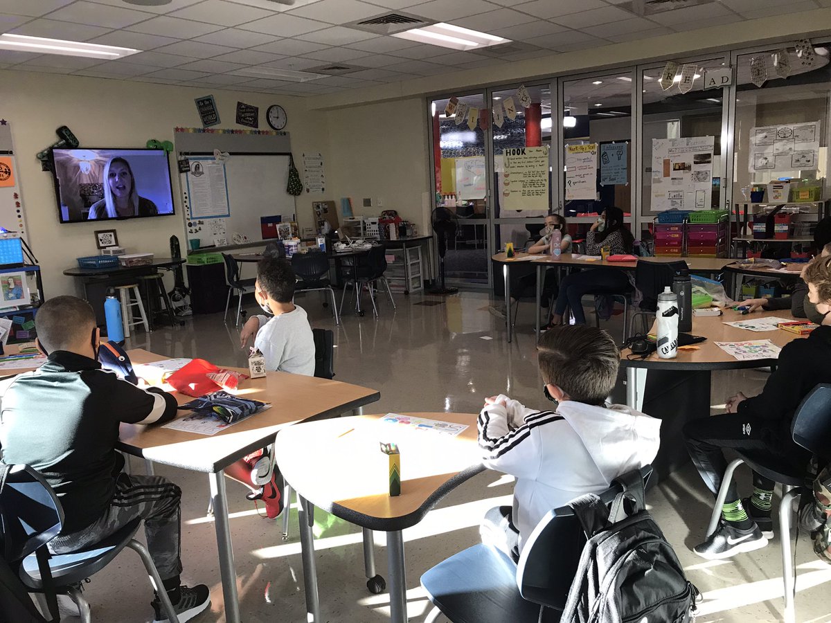 Mrs. Hipps teaching virtually! So fun 🤗 Who says art instruction can’t happen two places at once? 😂❤️<a href="/SandersSMES/">Sanders Mem Elementary, Pasco's 1st STEAM Magnet</a>