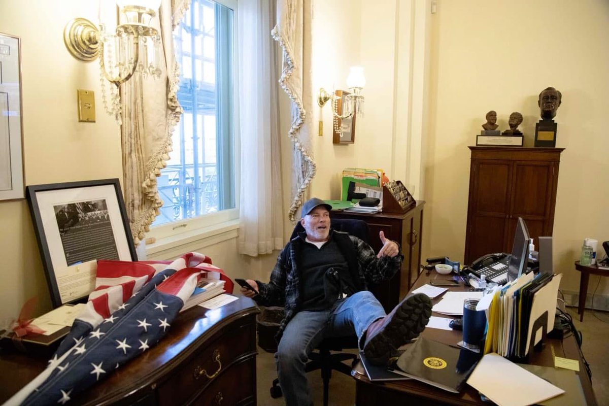 MidiaNINJA's tweet photo. O deboche com as instituições norte-americanas. O gabinete de Nancy Pelosi, presidente da Câmara nos Estados Unidos foi invadido pelos apoiadores de Donald Trump, que na tarde de hoje entraram no Capitólio encerrando a sessão que ratificava a vitória eleitoral de Joe Biden. https://t.co/SwUL4TQcsD
