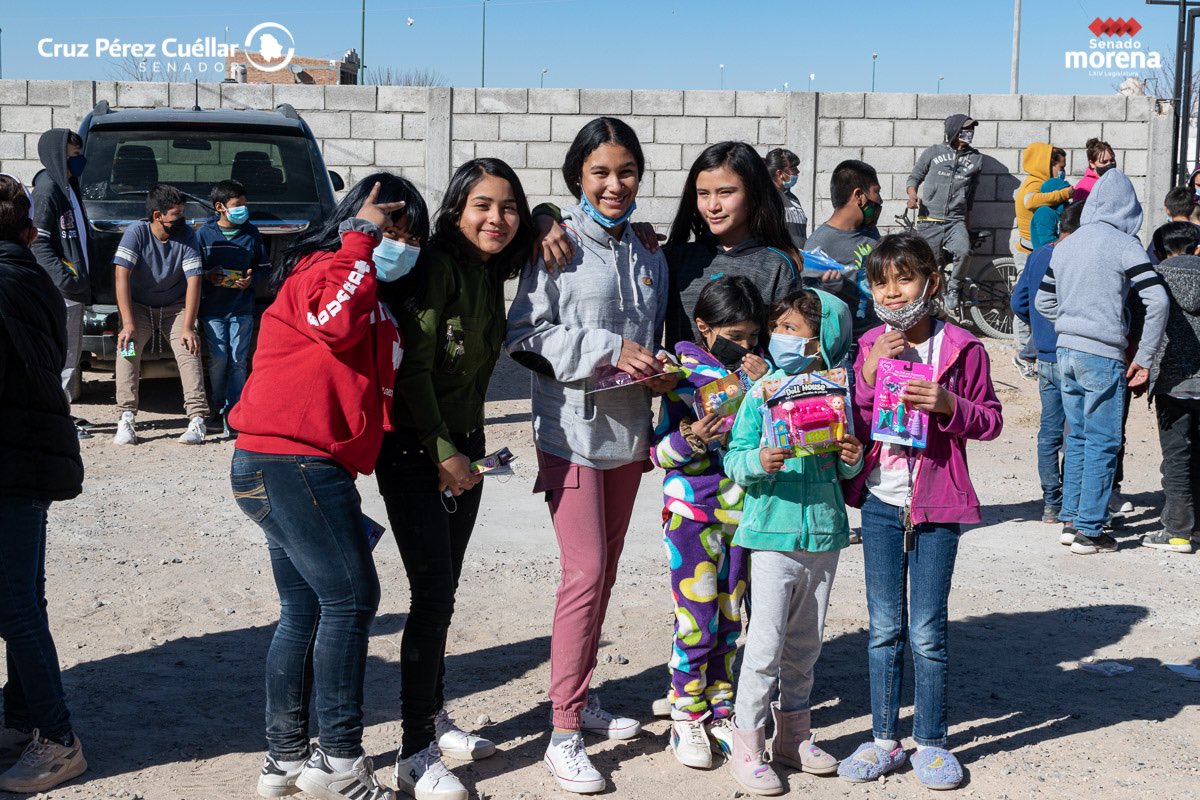 CruzPerzCuellar's tweet photo. No quisimos pasar la tradición de #ReyesMagos sin compartir, por lo que junto a unos amigos, entregamos juguetes en varios puntos de Ciudad Juárez. Este como un pequeño gesto que alegrará el día a estos pequeños 🤲 https://t.co/3YTyVSrKGc