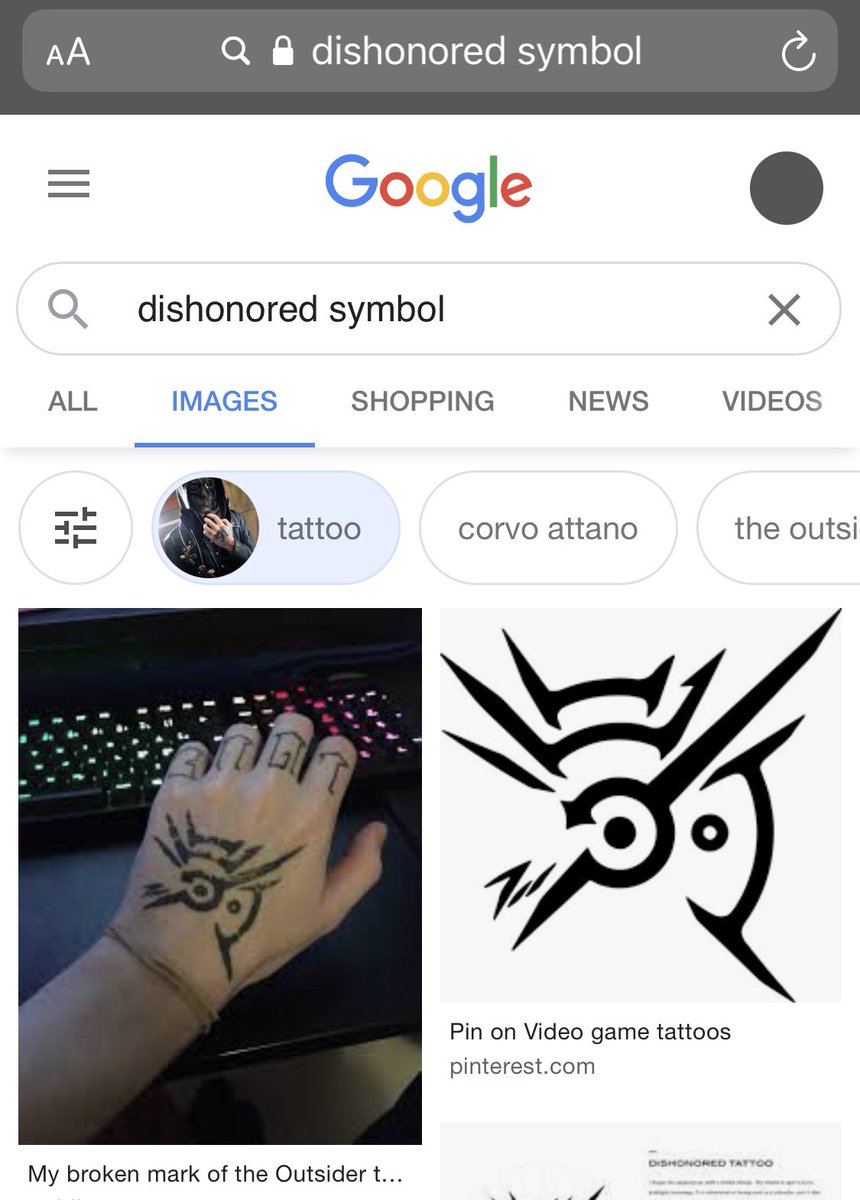 Voor iedereen die denkt dat die tattoo op de hand van een kerel die het Capitool binnenviel de communistische hamer en sikkel is, en het daarom stiekem iemand van "Antifa" was...... dat is in werkelijkheid een symbool uit de videogame-reeks "Dishonored".