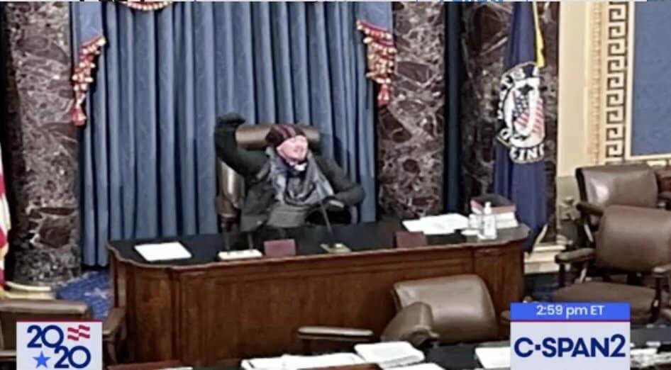 JohsieC's tweet photo. @JoelvinRV @dsravotti @realDonaldTrump @AlejandroSBasso @OrlvndoA @brettlewis Comenzaron el ataque al Capitolio los satanicos y antifas y luego llegaron los patriotas en las escaleras se quedaron. Unos Antifa entraron y se sentaron en la silla con el brazo levantado y el puño de la izquierda. https://t.co/0mr7dgcrWX