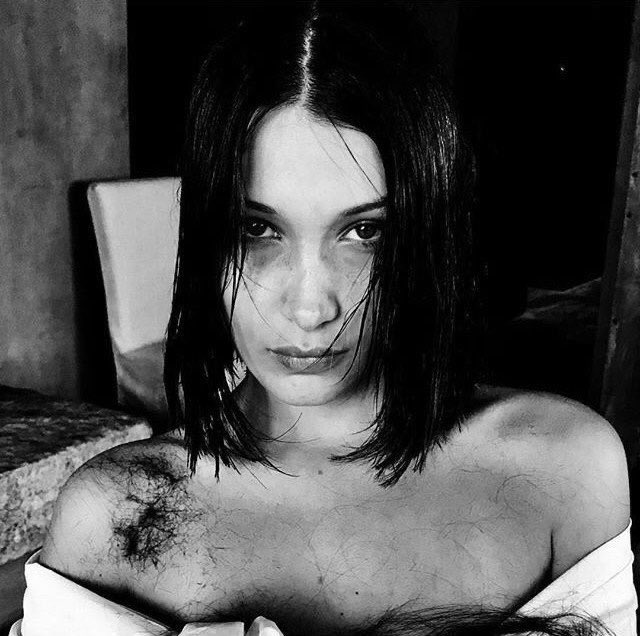 babyrebels's tweet photo. Bella Hadid with short hair; a thread https://t.co/1Ieeyerlui