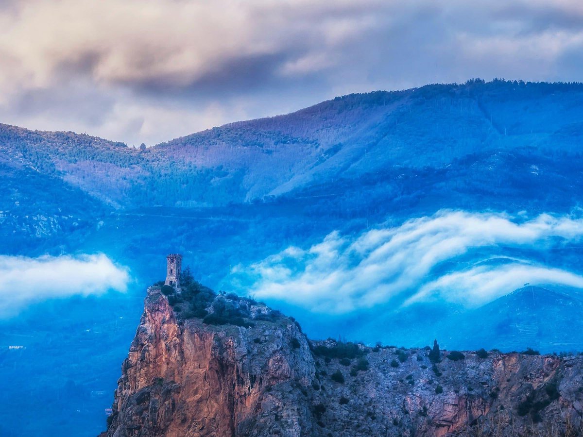 Pkostanzo's tweet photo. Image taken with new Zuiko Oly 40-150 f2.8 . The medieval tower of Caprona looking at the valley with the mountains on the background #landscapephotography #caprona #tower #medieval #pisa #Tuscany #monteserra #zoom #zuiko #olympus #micro43 https://t.co/yqE6HmPqeB