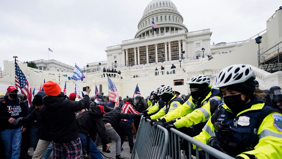 derspiegel's tweet photo. Nachdem gewaltsame Demonstranten in das Kapitol eingedrungen sind, wird nun die Nationalgarde angefordert. Die designierte Vizepräsidentin Harris und die Präsidentin des Repräsentantenhauses Pelosi sind in Sicherheit gebracht worden. https://t.co/p3PCZdctmB https://t.co/yjDbaBo9lT