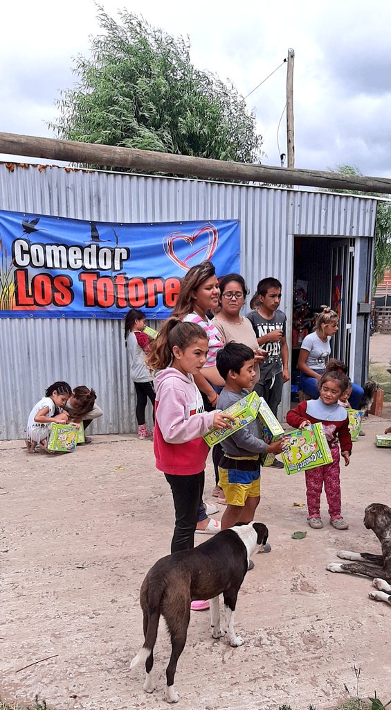 lu_astudillo's tweet photo. Hoy estuvimos festejando con los niños y niñas del Comedor Los Totoreros. Un poco de ilusión siempre nos hace bien a todxs. Por más infancias libres y felices 💫 
@BasesJunin 
@BasesCiudadanas 
@FlorLampreabe 
@andres_merani https://t.co/tnrzmet1qY