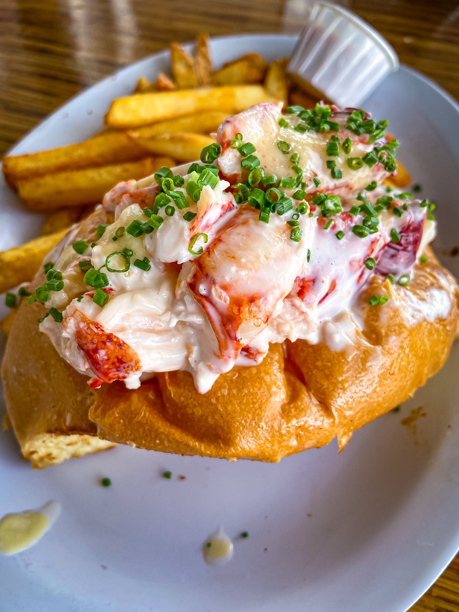 Blockchain_Andy's tweet image. This was so delicious! Got the Traditional Lobster Roll, definitely recommend it!

#supportsmallbusiness 
#opensafeoc 

@SLAPFISHseafood @ChefGruel @LaurenGruel