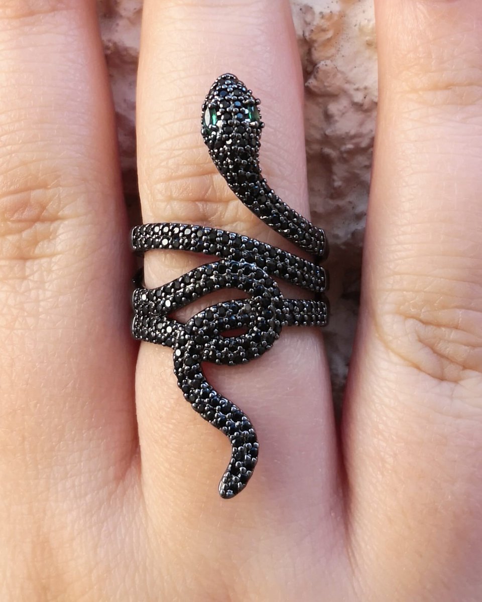 Olga_Rdz_Studio's tweet photo. Black is the new #Black 🖤
#Anillo #Ring #Serpiente #Rodio #Pavonado #Zirconia #TradicionYVanguardia
#OlgaRodriguezStudio
#MexicanFashionDesign
📲 +521 7712549753 https://t.co/jAMwEmrpNI
📬 Envíos a toda la república mexicana 📦✈️
📍 Entregas sin costo en #Pachuca https://t.co/E2rRyJ8vWB