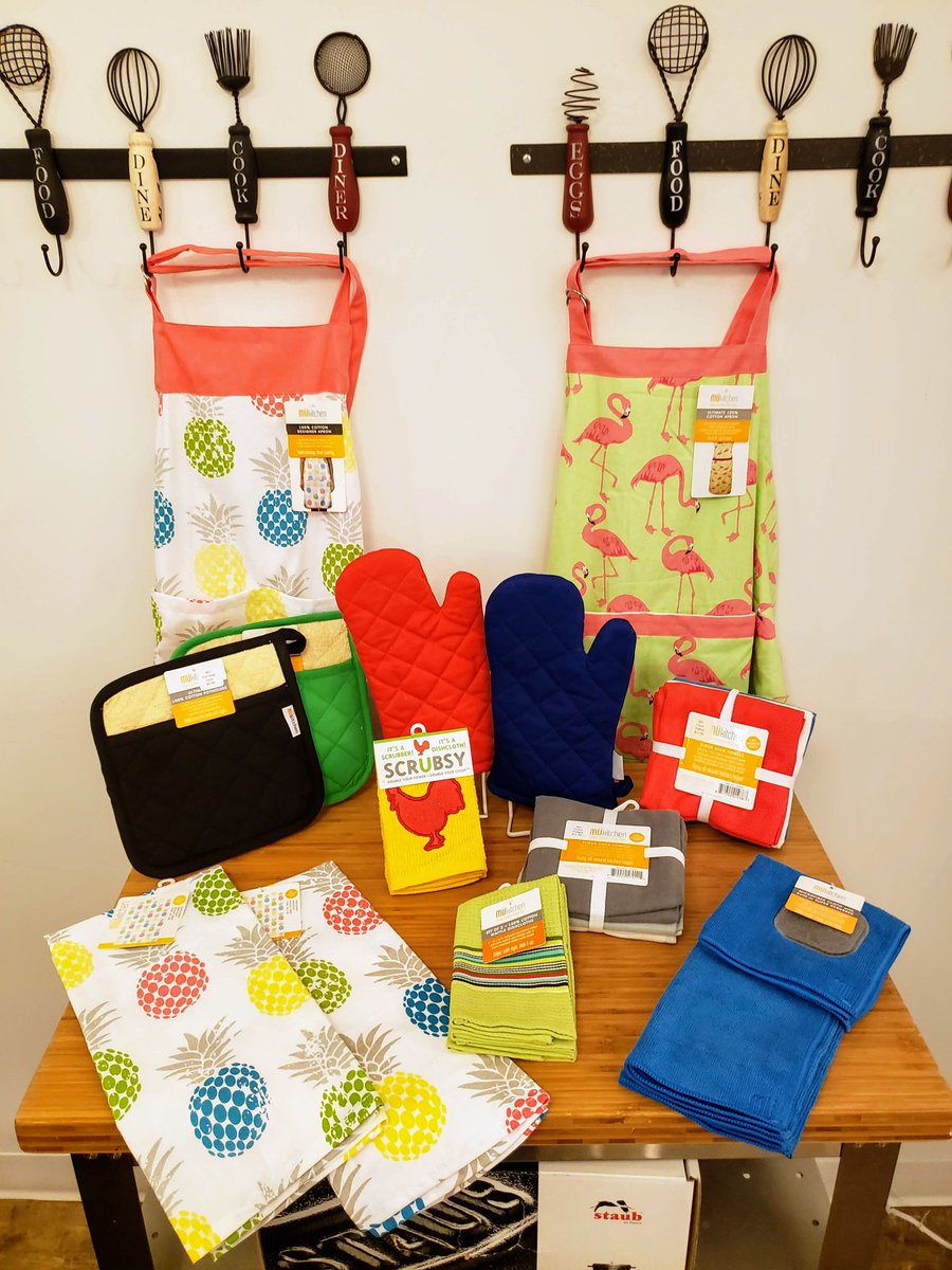 CookCorkFork's tweet photo. ⭐️ Swap out some of your kitchen textiles with some Mü ones. This small change can make your kitchen pop! @MÜkitchen textiles are amazing. 🤩

#CookCorkAndFork #Kitchen #MuKitchen #Aprons #ShopLocal #SupportSmall #Palatine #PopOfColor #SmallChangesBigDifference https://t.co/sxcYAXJZMQ