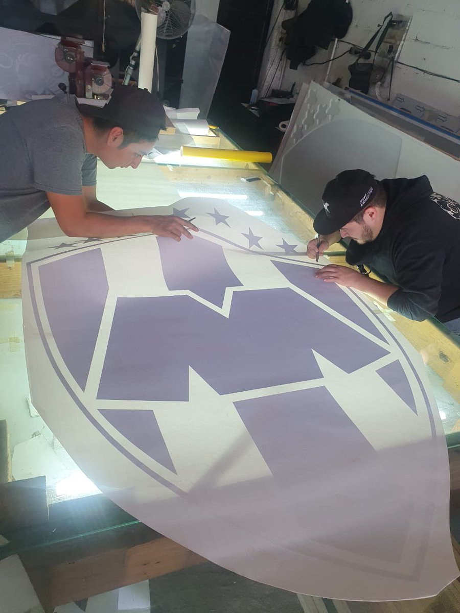 EdgarMacedaG's tweet photo. Al cliente lo que pida. Me ayudan con sus RT 🙏🏻
Un Rayado de corazón nos pidió decorar un espacio en su casa, decidimos ponerle Vinil con el estadio de mis @Rayados y en el techo como iluminación el logotipo del equipo. Este fue el resultado, espero les guste, estamos a la orden. https://t.co/zgSvjoSoPC