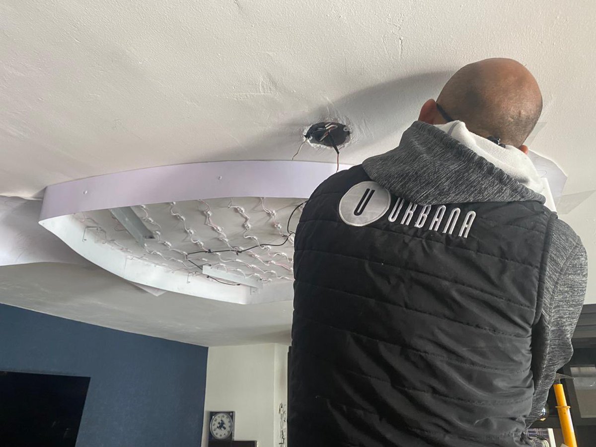 EdgarMacedaG's tweet photo. Al cliente lo que pida. Me ayudan con sus RT 🙏🏻
Un Rayado de corazón nos pidió decorar un espacio en su casa, decidimos ponerle Vinil con el estadio de mis @Rayados y en el techo como iluminación el logotipo del equipo. Este fue el resultado, espero les guste, estamos a la orden. https://t.co/zgSvjoSoPC