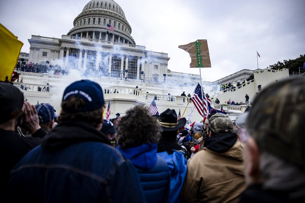 Митинги в америке. Капитолий США. Беспорядки в Капитолии. Капитолий Вашингтон. Горящий Капитолий 2021.