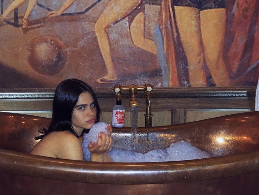 redsmoothiegirl's tweet image. 𝐁𝐄𝐂𝐎𝐌𝐄 𝐀 𝐑𝐄𝐃 𝐒𝐌𝐎𝐎𝐓𝐇𝐈𝐄 𝐆𝐈𝐑𝐋 𝐏𝐓 𝟐🍒:

the cherry emoji version of green smoothie girls, face masks while watching jeniffer’s body &amp;amp; drinking red smoothies, midnight runs while listening to lana, into wellness bc they wanna look and feel hot, pink candles