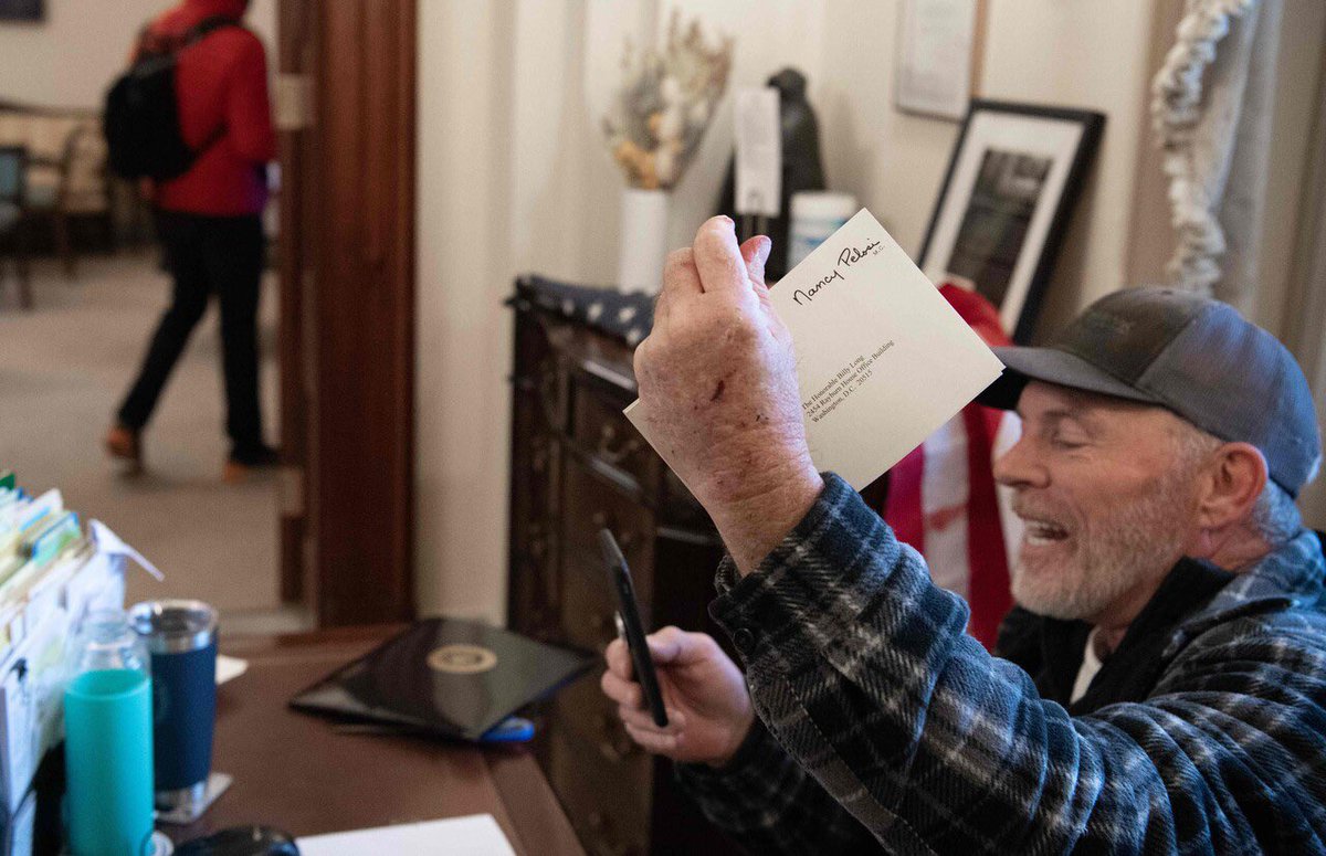 almuariza's tweet photo. Esta imagen: un trumpista “toma” el despacho de Nancy Pelosi, la presidenta de la Cámara de representante @SpeakerPelosi #Capitolio https://t.co/qiob02sxor