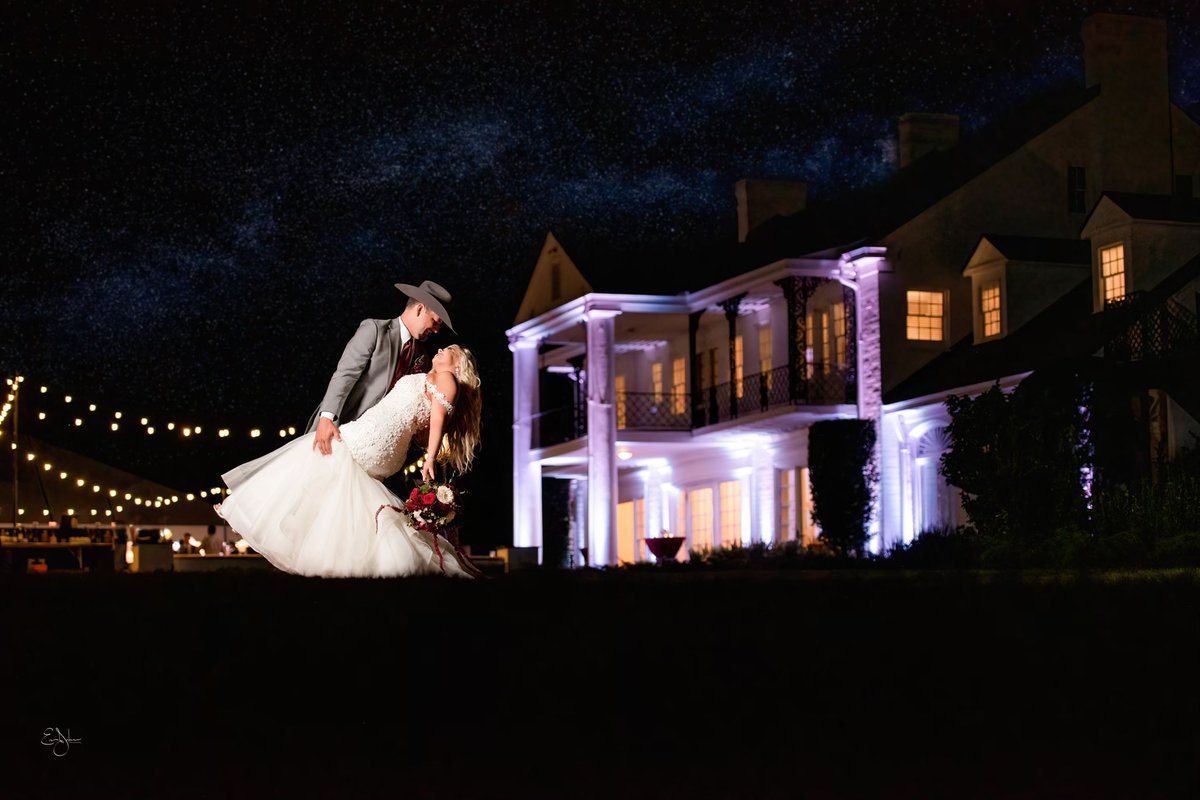 motangle2's tweet photo. Get you a man who dips you when he kisses you >>>> 😍 #marriedmaldonado #ejohnsonphotography https://t.co/bedZL5TAa0