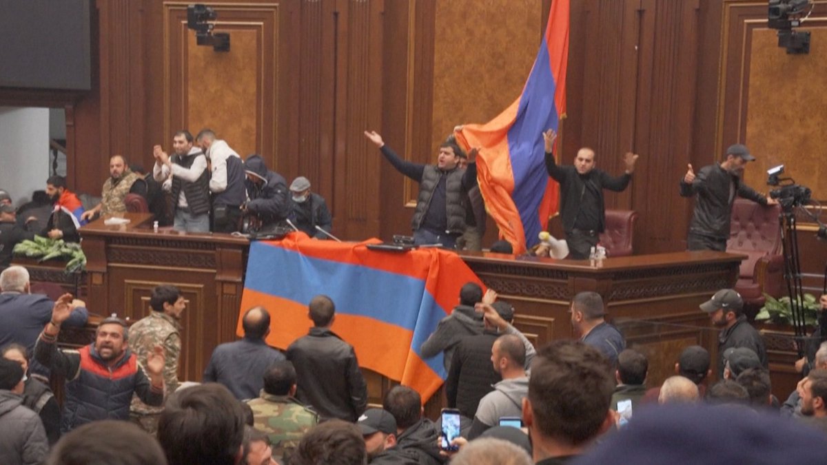 ThomasVLinge's tweet photo. The breaching into #CapitolHill makes the #US 🇺🇸 the 4th country to witness its national assembly building being stormed in a year's time.

In the past year #Mali 🇲🇱 #Armenia 🇦🇲 and #Kyrgyzstan 🇰🇬 also saw their buildings, stormed, looted and even set on fire. https://t.co/dyaOdKMrhC