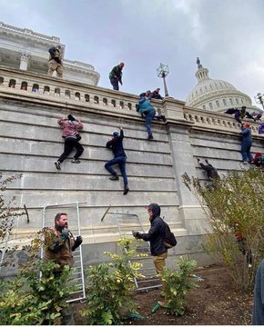 imtheitaliansam's tweet photo. La cosa più assurda è che a #Washington stanno facendo tutto questo senza nemmeno sapere il perché.

Sono persone esaltate, prive di contenuti, piene di odio e convinte di aver vinto delle elezioni che hanno perso.

Un pericolo per l'America e la democrazia. #Trump #CapitolHill https://t.co/qZPyG9nmiY