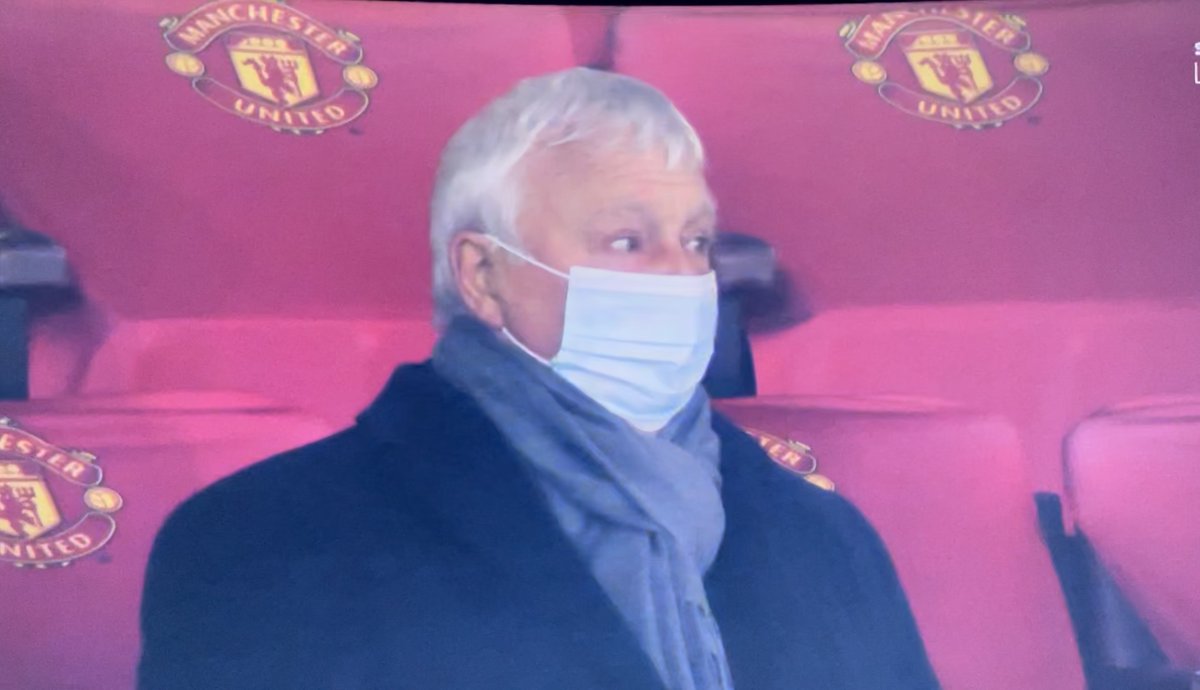 Mataniels's tweet photo. Seeing @buzzermcfc like this made me want to cry. It’s horrible for us blues but can’t imagine how buzzer  @FrannyLee7 and Colin’s family are going thru. Thoughts with them all #RIPColinBell 💙 https://t.co/SF4e5v1H7V