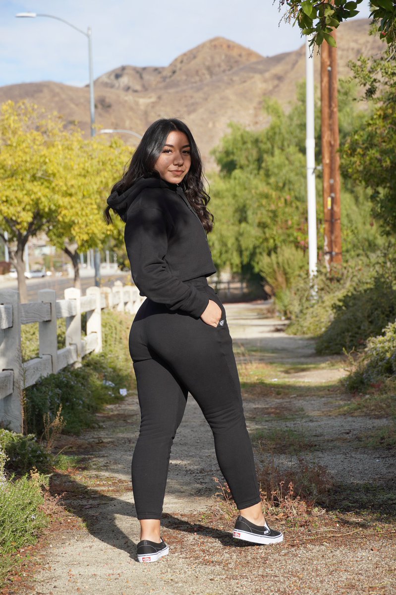 CobraApparel's tweet photo. Midnight Black cropped hoodie &amp; jogger set 🌚🐍 check out our IG for more details. https://t.co/AZGApIjBEz