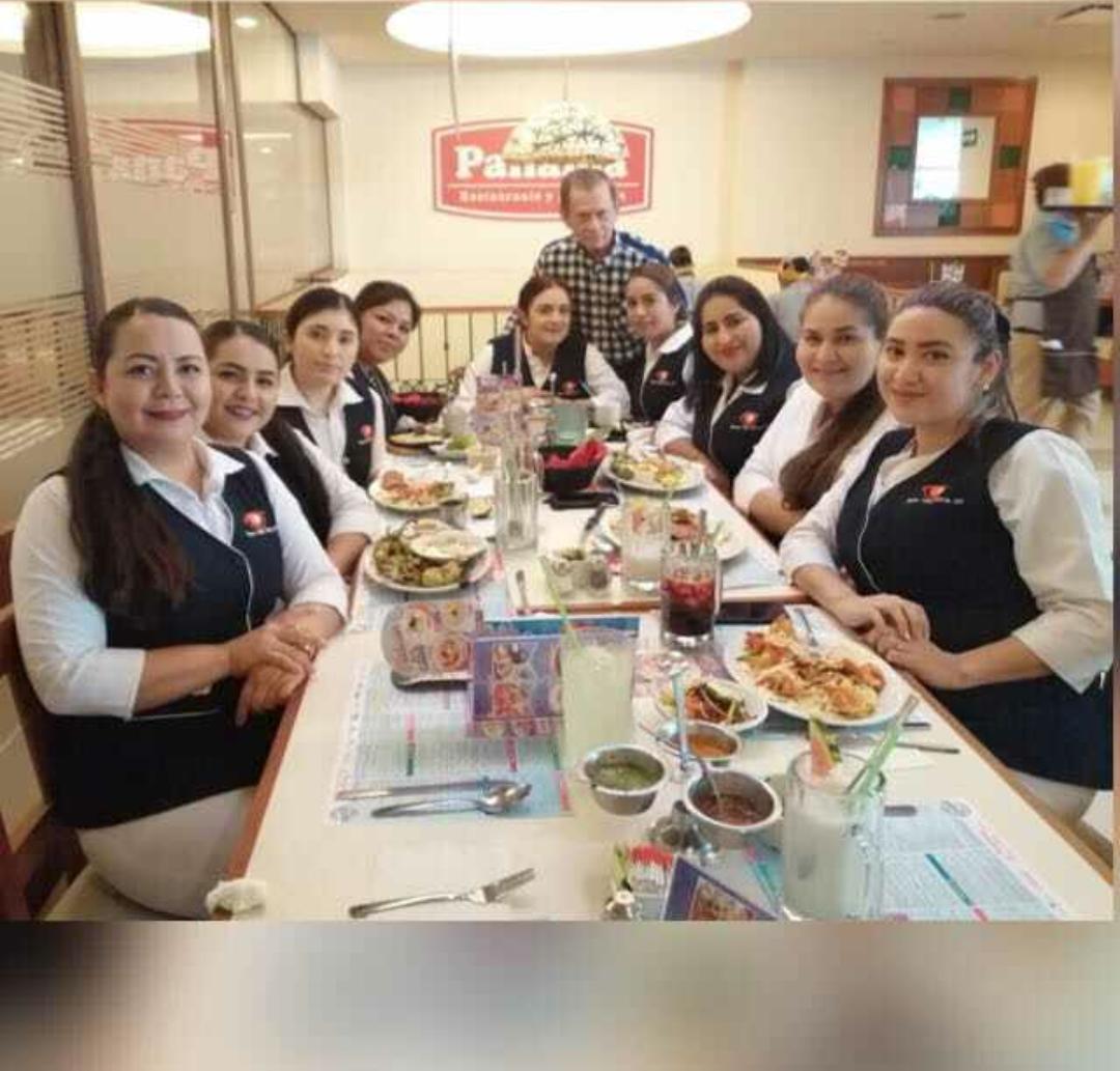 Festejando a nuestras enfermeras ´por su dedicación y amor a su carrera.