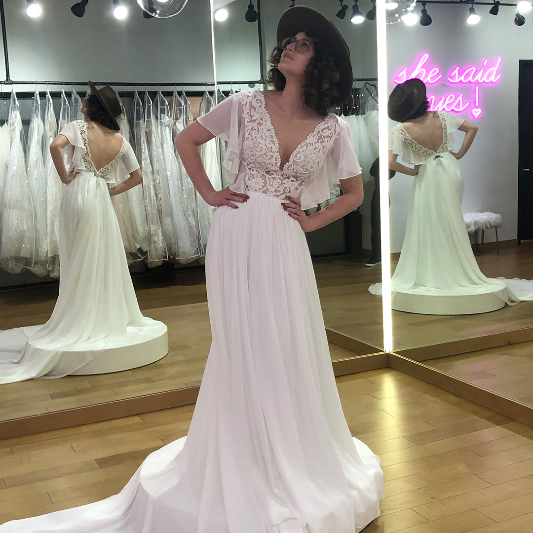 Finding your #dream #weddingdress is all about visualization! 😍 Picture it, wear it, own it. 👰🏾
Credits @aniabridal
Dress: Primrose~LP2109
#bohemianstyle #bohochic #vintage #laperlebride