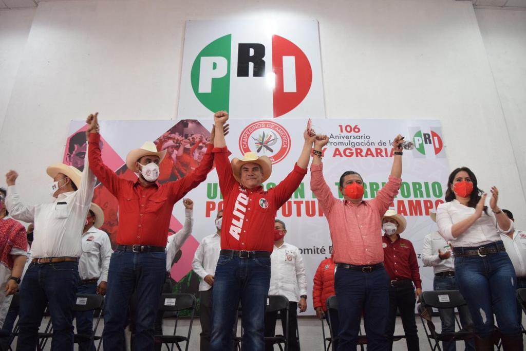PRIVeracruz_'s tweet photo. #COMUNICADO📰

📌#México🇲🇽, #Veracruz y el campo, necesitan del #PRI y la #CNC; con la alianza, no les vamos a fallar: @alitomorenoc.

📌Con el respaldo de los campesinos, le vamos a hacer justicia a Veracruz y al país: @Marlon_RamirezM.

🔗https://t.co/Wmrh8iFJWf https://t.co/8ZT8q1AxFK